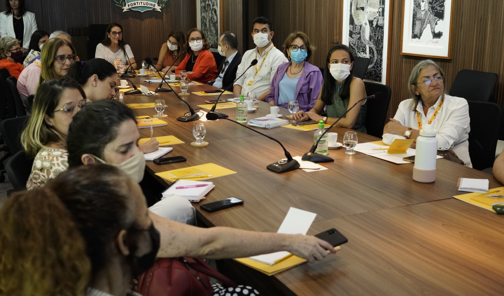 pessoas na sala de reunião do paço municipal